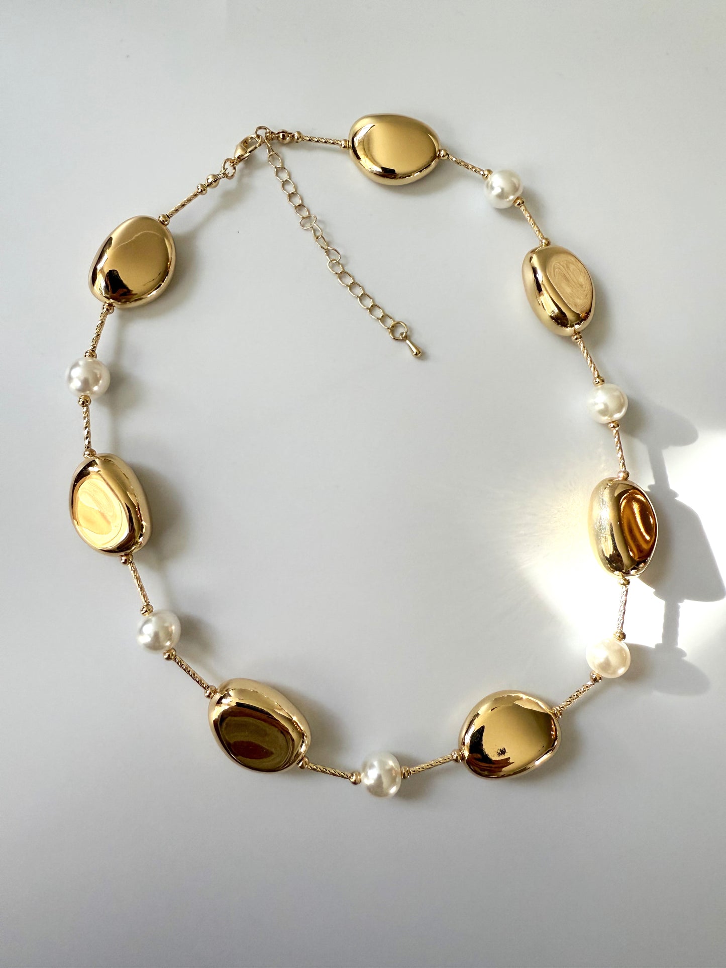 Bright pearled necklace