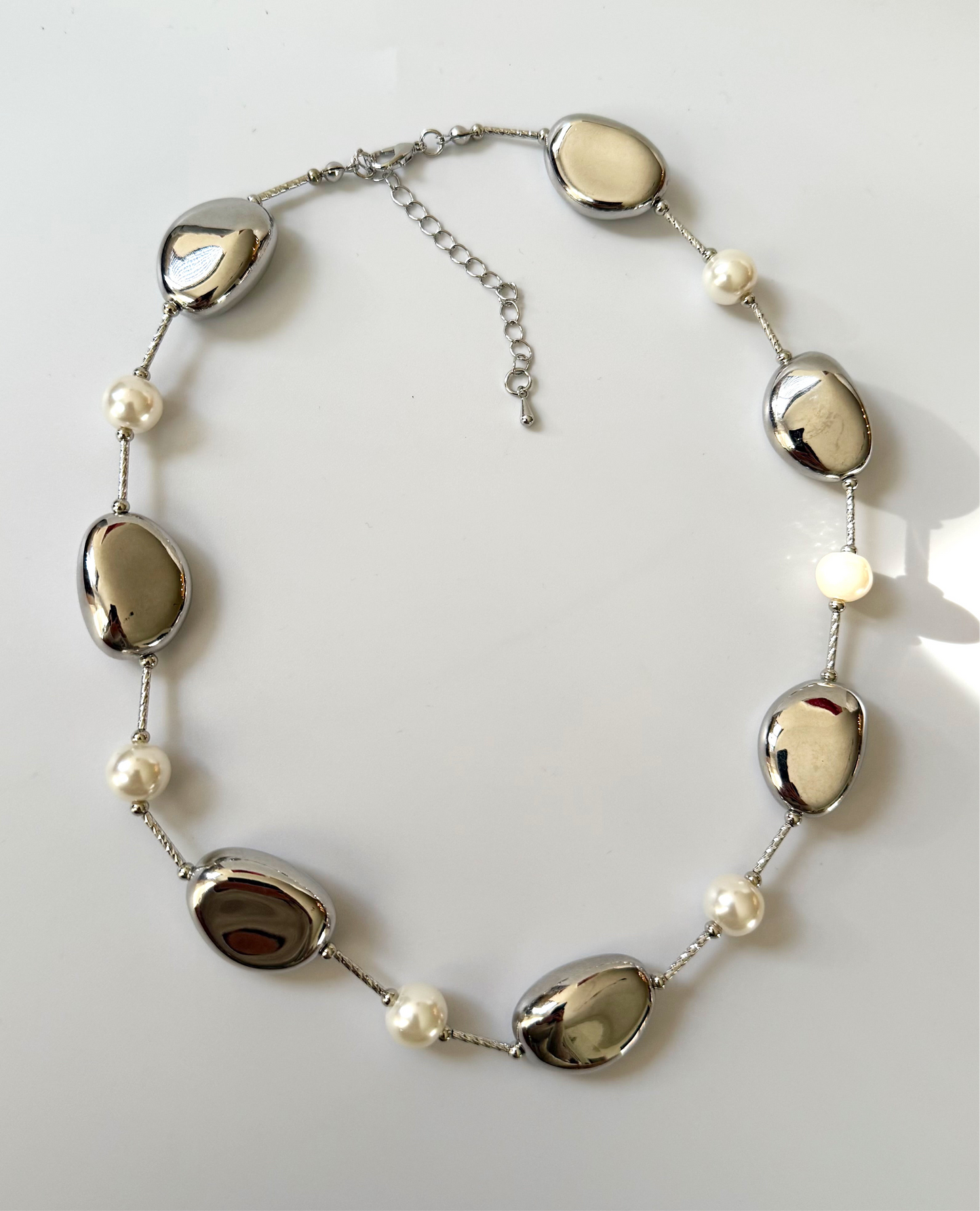 Bright pearled necklace