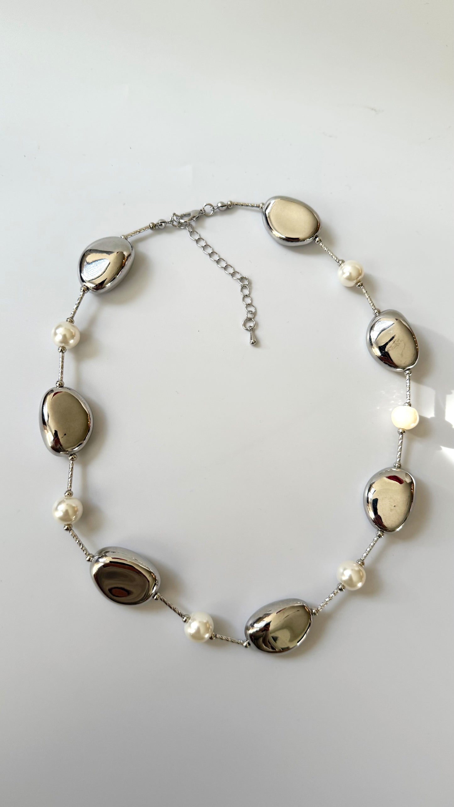 Bright pearled necklace