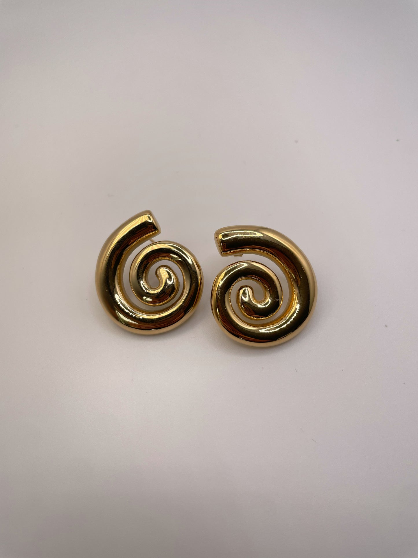 Pendientes llamativos en espiral