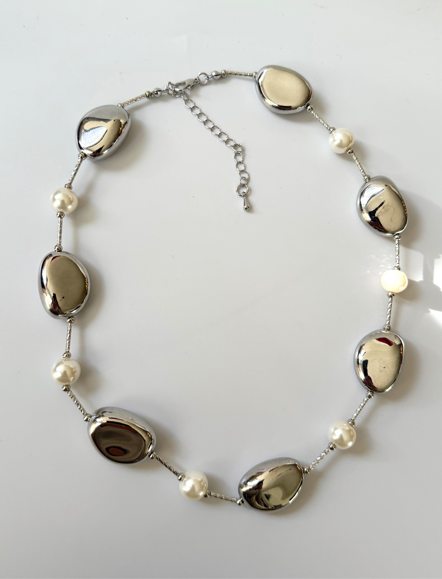 Bright pearled necklace