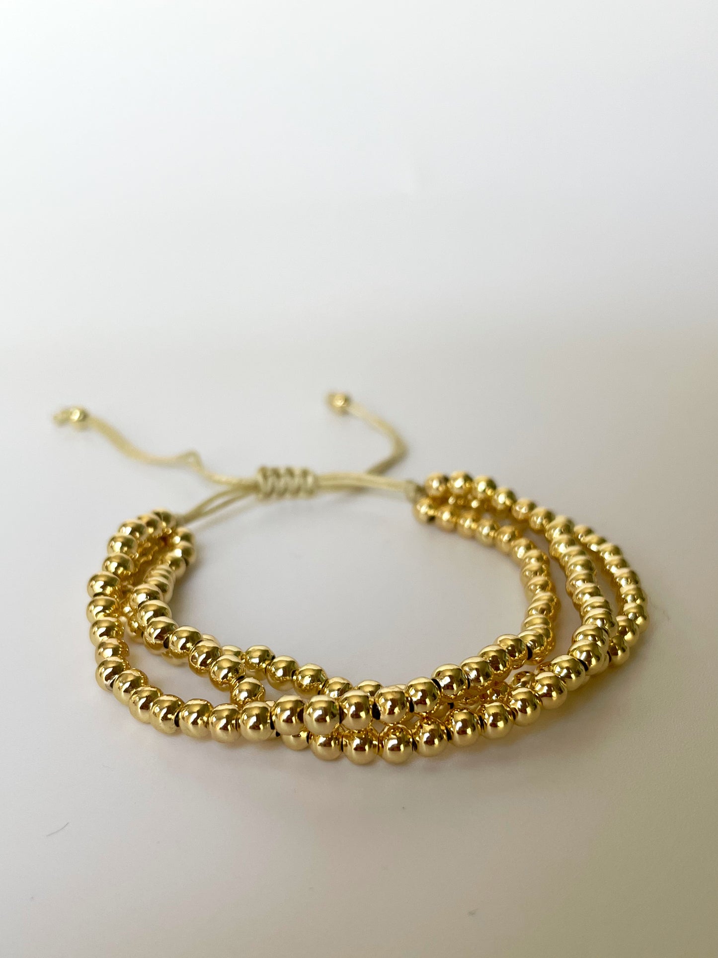 Pulsera triple de cuentas de oro