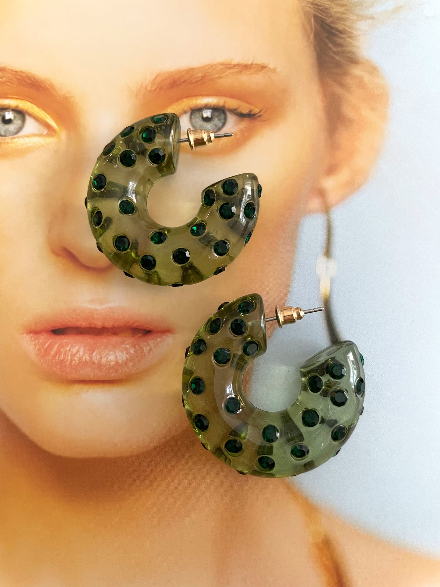 Boucles d'oreilles créoles en lucite